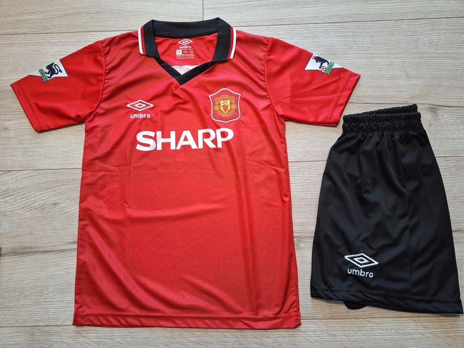 Детски екип на Ерик Кантона Манчестър Юнайтед ретро модел!!!