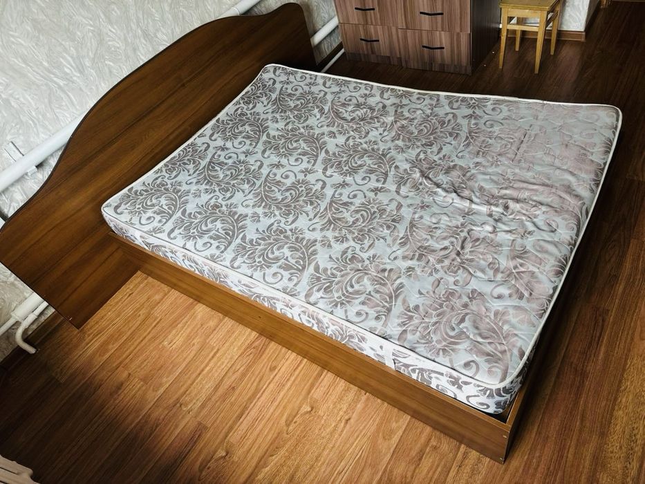 Кровать с матрасом + 2 тумбочки