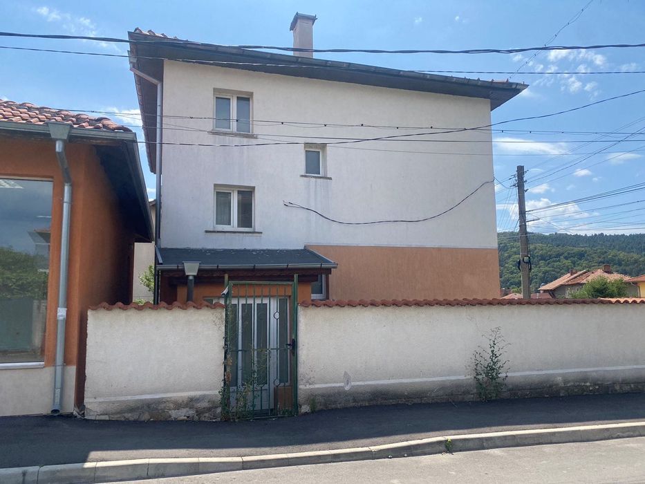 Продава се Къща в Брезник - 220 кв.м за 682 €/кв.м - Снимка #3