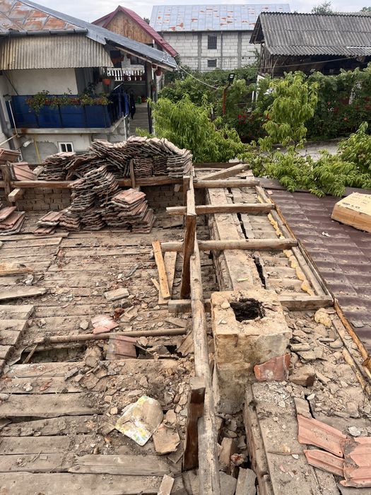 Montaj tigla metalica ceramica reparatii jgheaburi acoperisuri velux