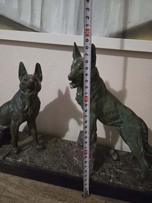 Много стара скулптура немски овчарки