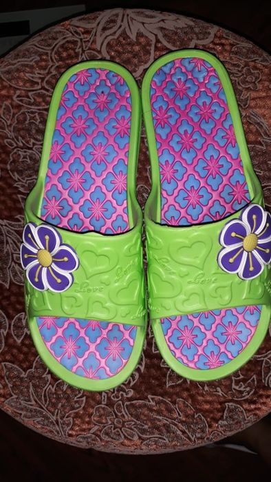 Продам женские тапочки