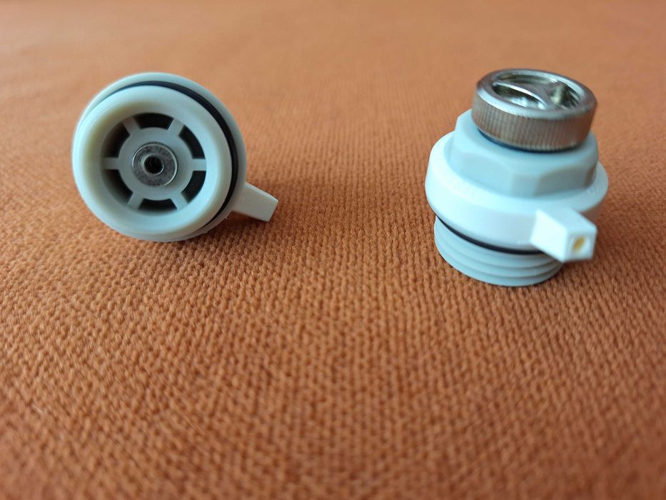 Set de doua aerisitoare automate (higroscopic) pentru calorifer de 1/2", utilizate pentru eliminarea automată a aerului din instalațiile de încălzire
