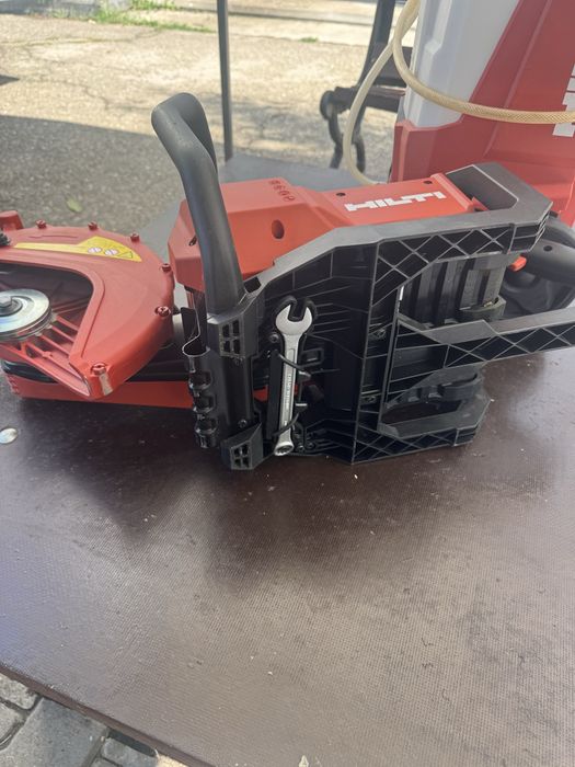 drujbă HILTI pe acumulator