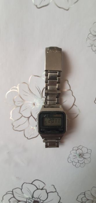 Продам часы электронные