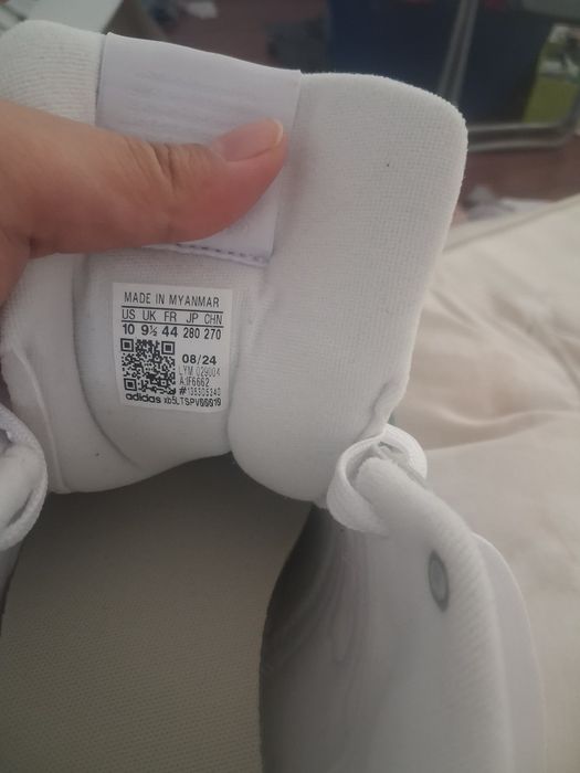 Белые кросовкий adidas