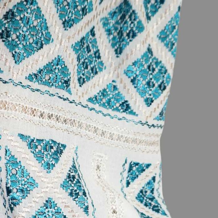 Ie traditionala lucrata manual cu matase turcoaz pe panza fina crem