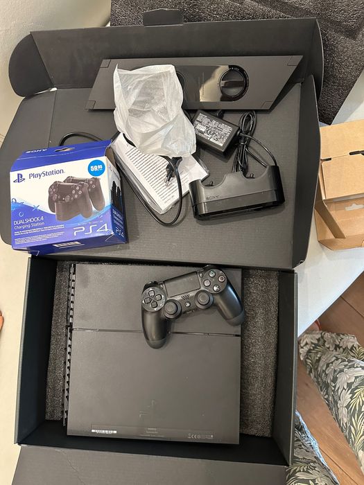 PlayStation 4 (PS4) CUH-1004A + 13 игри + зарядна станция