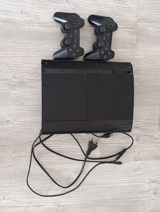 Ps 3 super slim прошитая и 2 джостика
