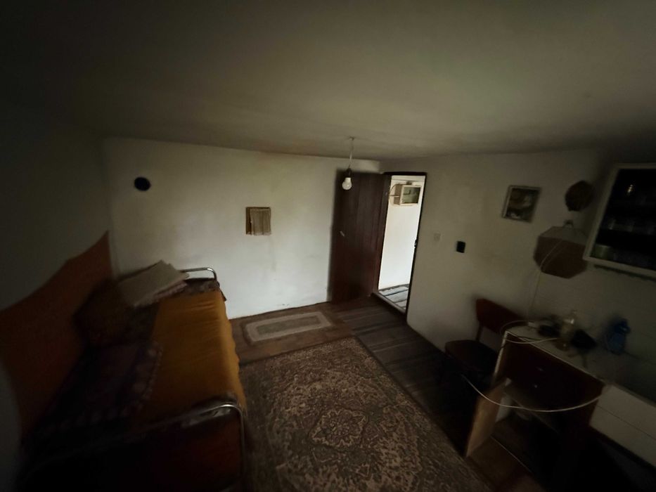 Къща с двор в с.Здравец