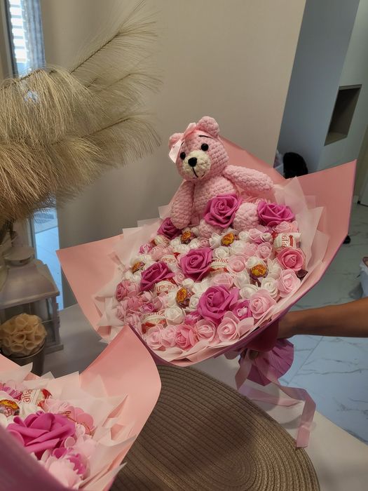 Букет вечни рози бебе памперси бонбони персонализиран рожден ден юбиле