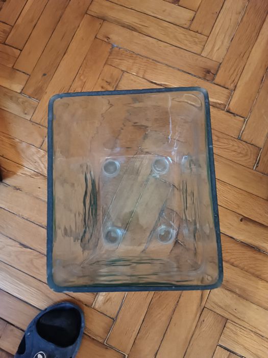 Продавам аквариум за рибки