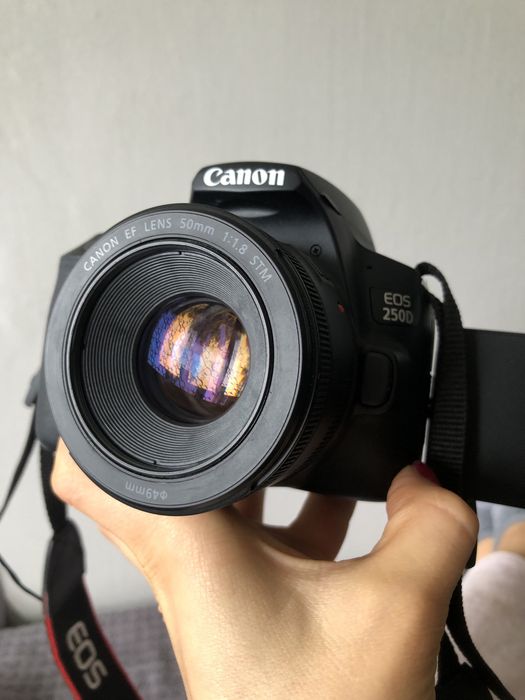 СРОЧНО Продам. камера( фотоаппарат )Canon 250D