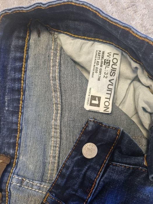 Vind blugi Louis vuiton, noi fără eticheta