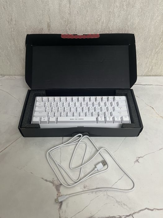 Клавиатура , коврик , микрофон .