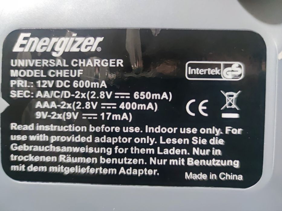 Încărcător universal pentru acumulatori.