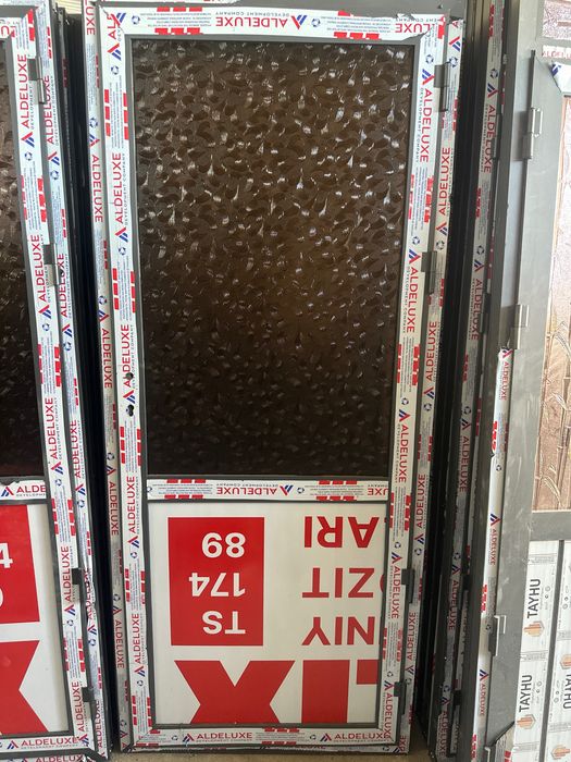 Akfa eshik va rom jigarrang va seriy ranglari