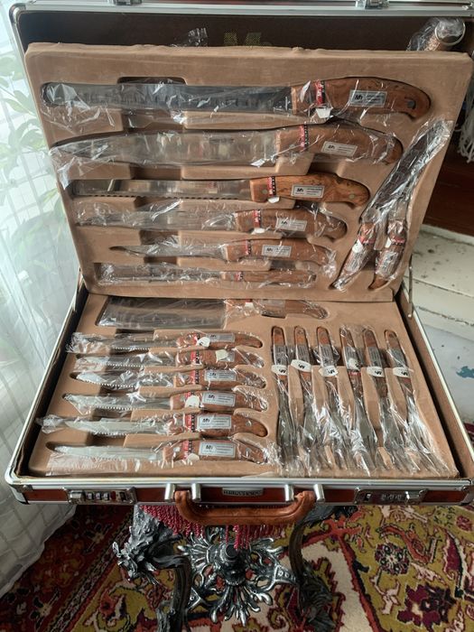 Набор ножей и вилок