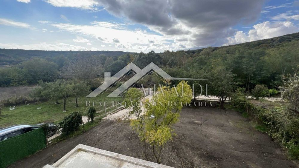 Просторна триетажна къща с парцел в село Осеново, област Варна