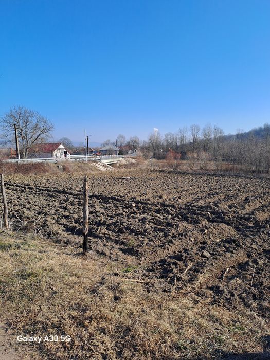 TEREN INTRAVILAN ,  anvecinat cu pârâul FRASINUL .