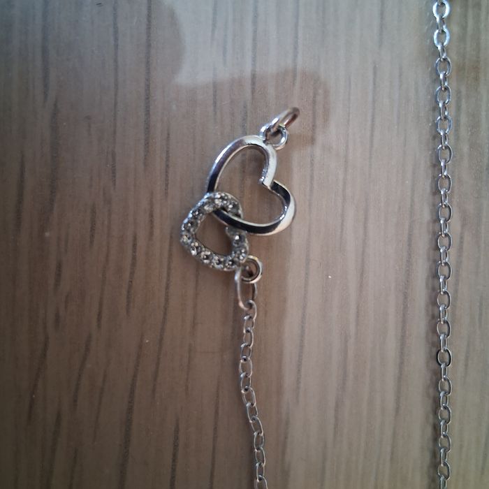 Красива обица и  гривна със сърчице и прозрачни блестящи камъчета с уд