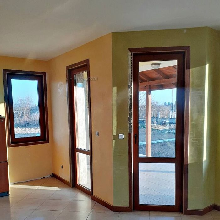 Къща с двор в село на минути от курортен комплекс Албена