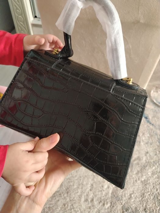 Yangi sumka sotiladi