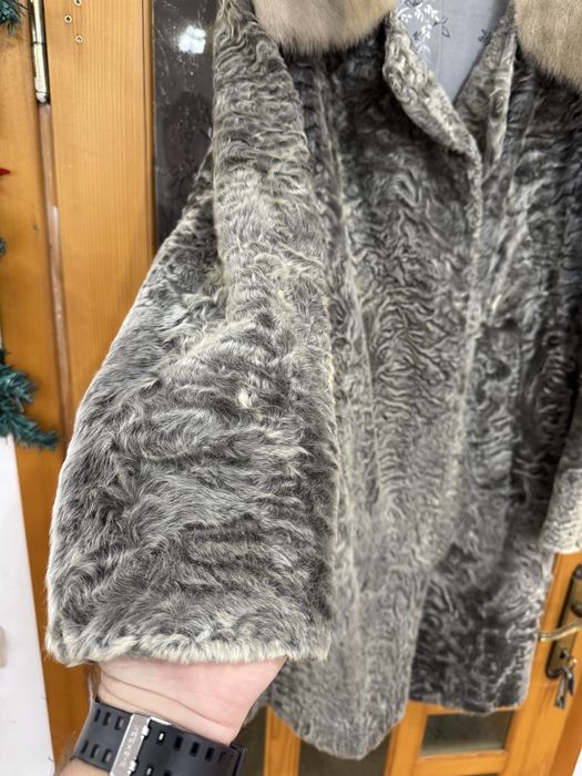 Haina de blana de ied cu guler de nurcă