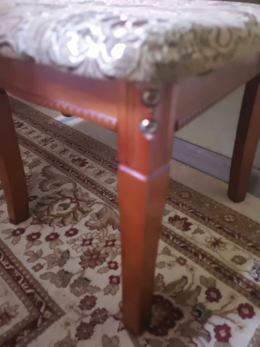Стол и стулья в комплекте