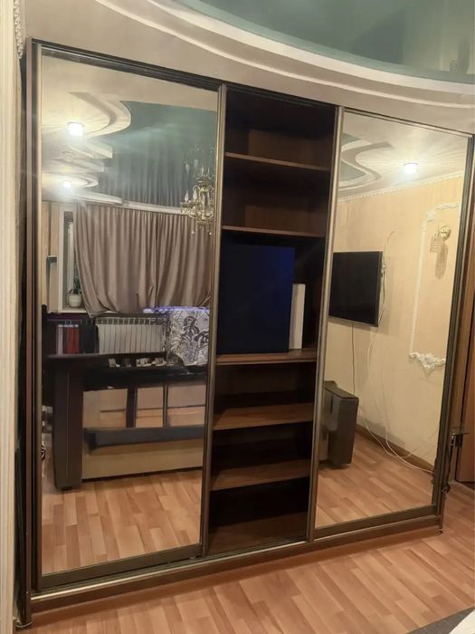 Продам шкаф-купе зеркальный
