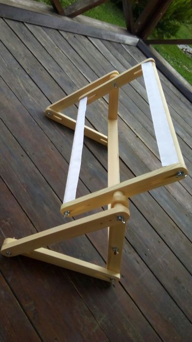 Диванный станок для вышивания крестиком.