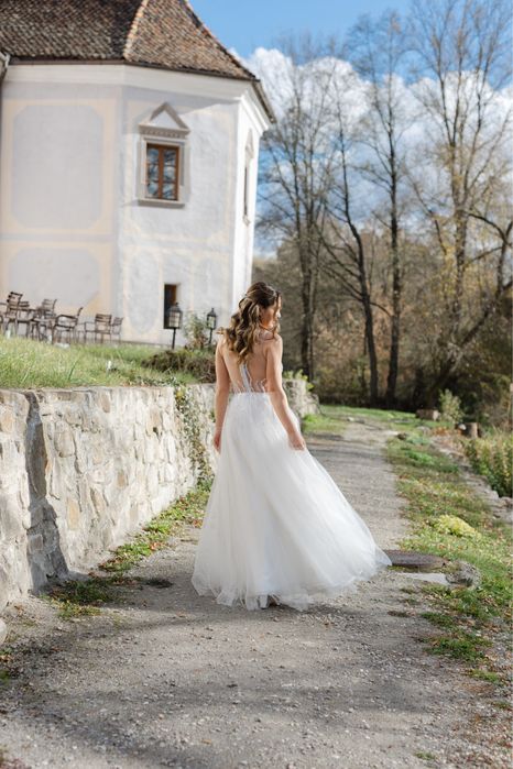 Rochi de mireasa cu broderie manuală și elemente Swarovski.