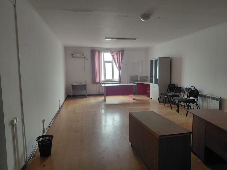 Офис просторный кабинет