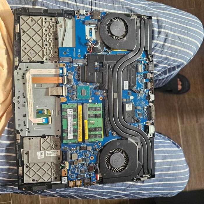 Dell Alienware 13 R3 | i7-7700HQ | 32GB RAM | GTX 1070 батерия 0 цикъл