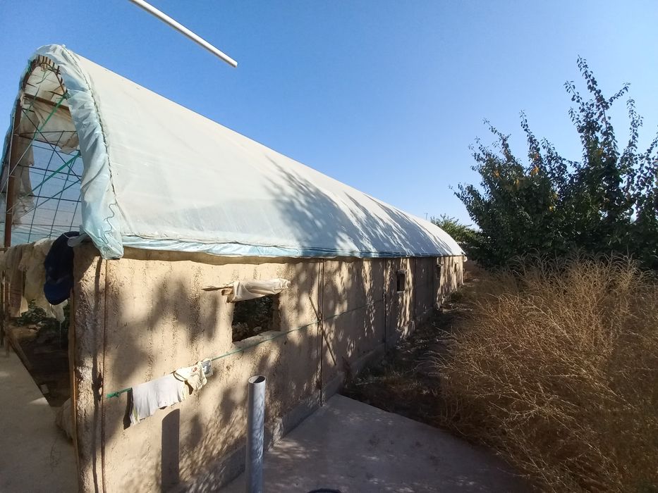Теплица sotiladi uzunligi 17 eni 10m srochna sotiladi Murojat qiling