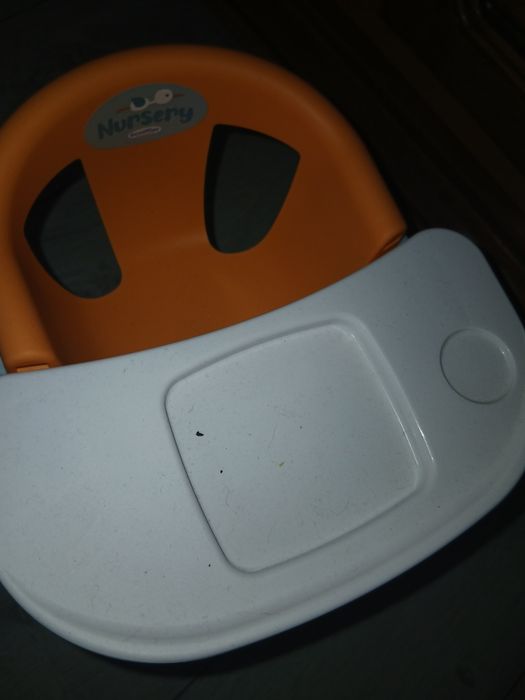O masa de namcat petru bebelusi din jucarie în preuna cu o masa de schimb