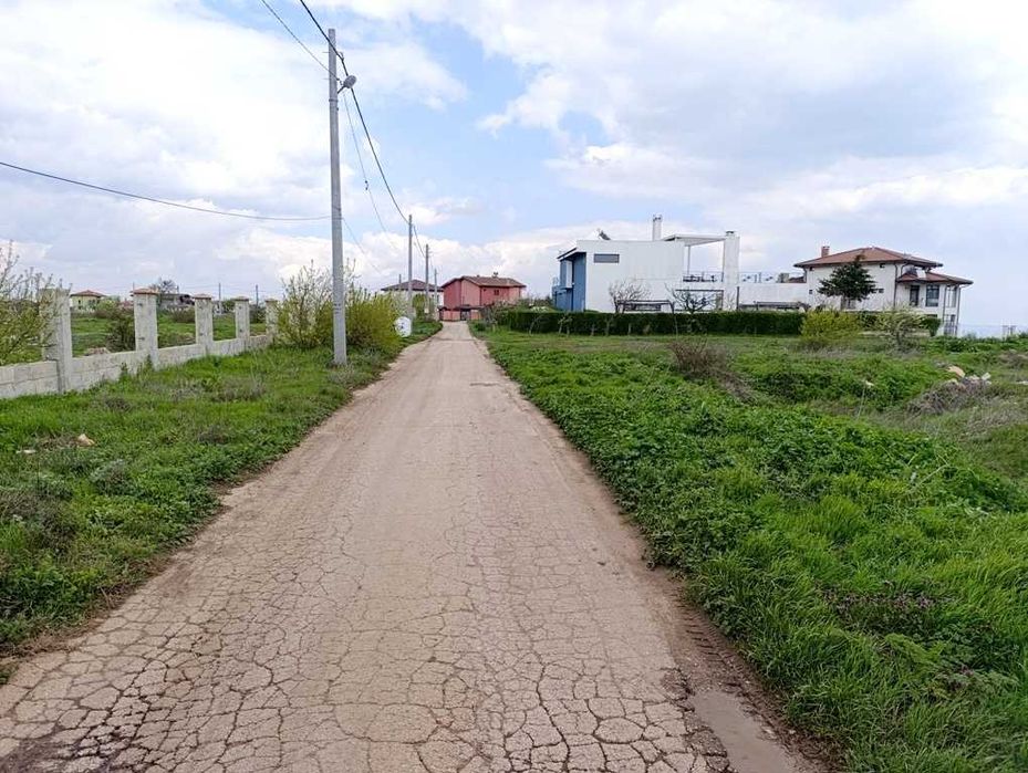 Парцел на асфалтов път до голф игрищата, вилна зона на Топола