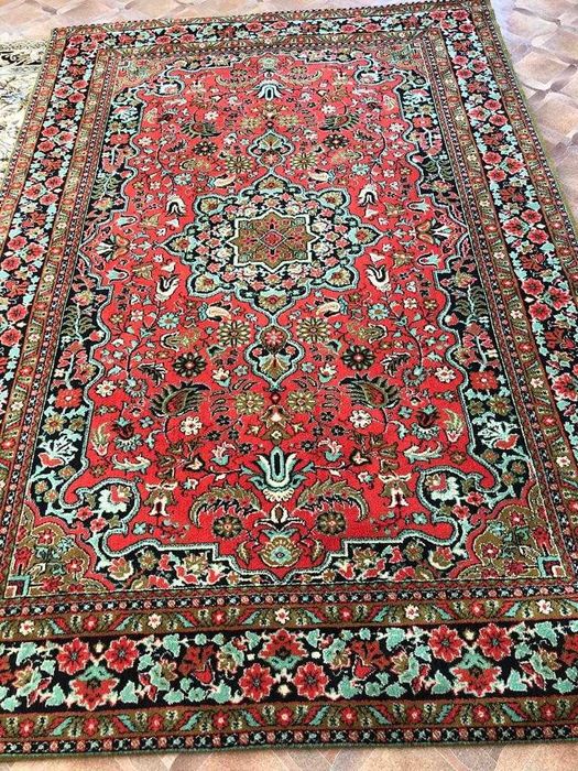 Ковер красивый шерстяной