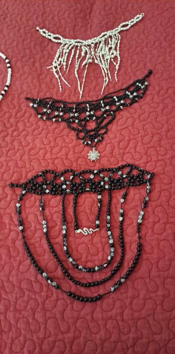 Ръчно плетени бижута от маниста