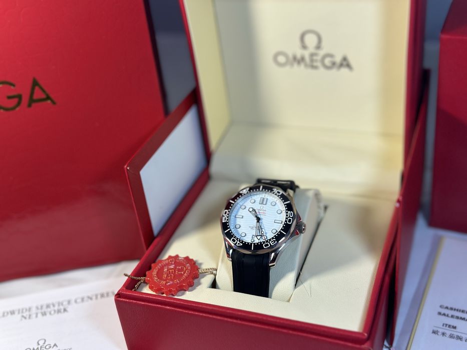 Omega Seamaster Diver 300M White Dial Rubber Strap 42 mm
