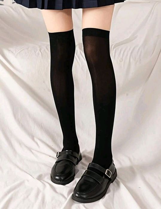 Бели и черни дълги чорапи