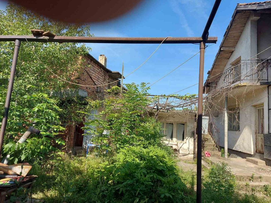 Двуетажна къща с 3500 кв. м. земя