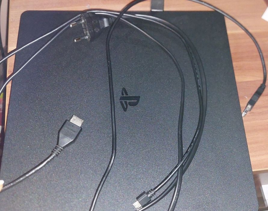 PlayStation 4 cu 2 manete 500 GB disk