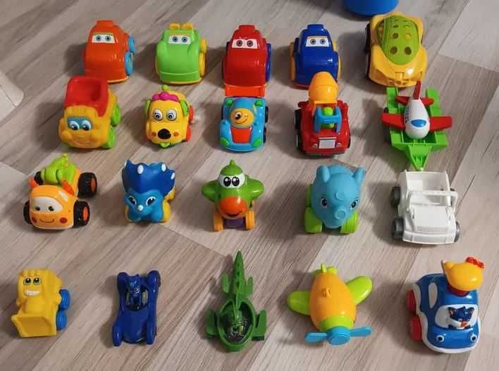 Vand o cutie cu diverse jucarii pentru copii