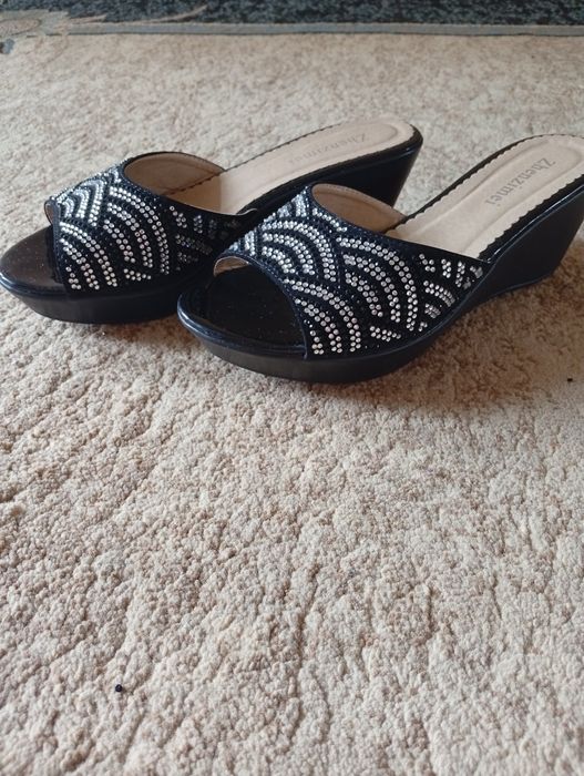 Продам детскую обувь