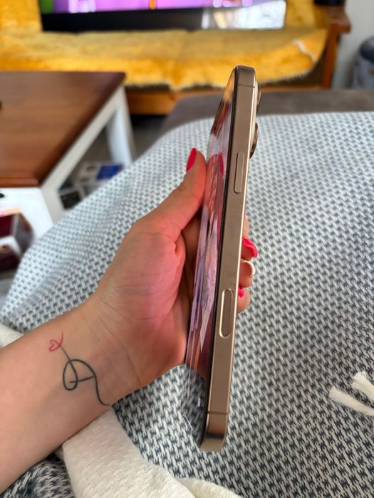 Продавам IPhone 16 pro max златен