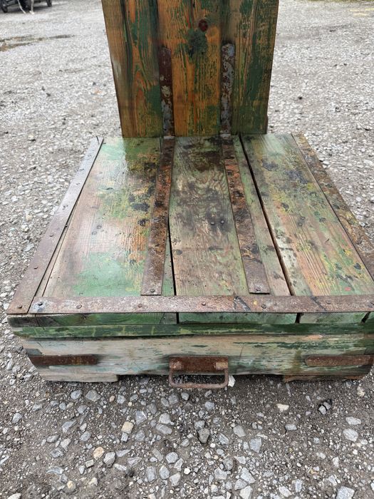 Стара механична платформена везна – ретро индустриален стил