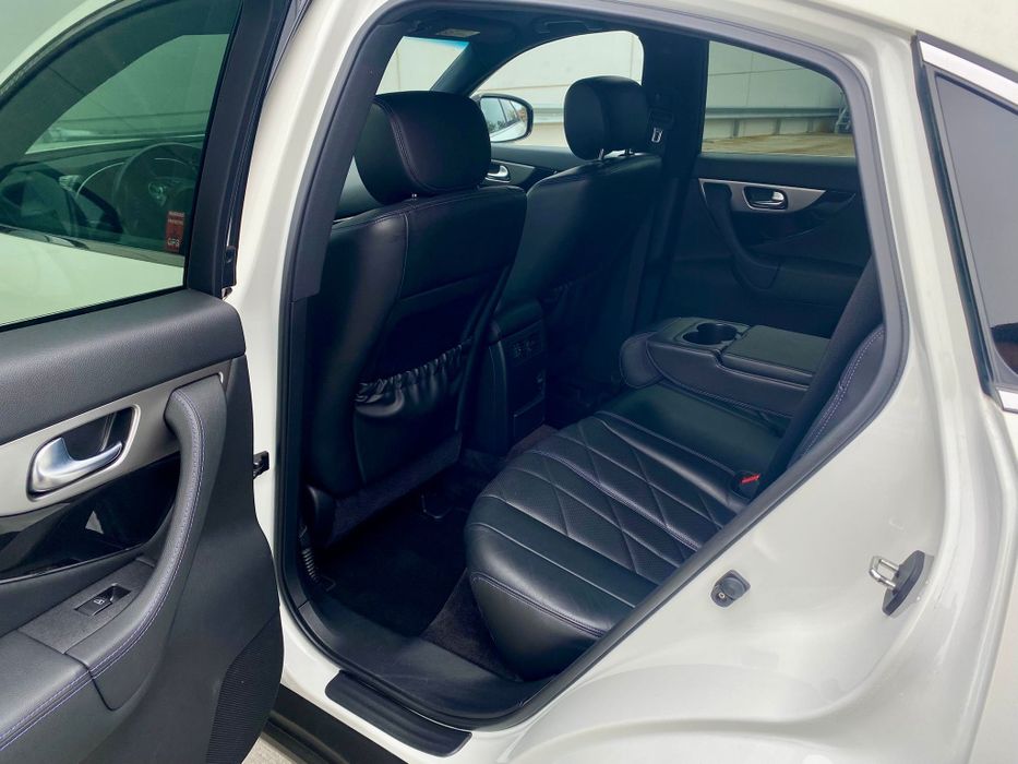 Vând Infiniti QX70