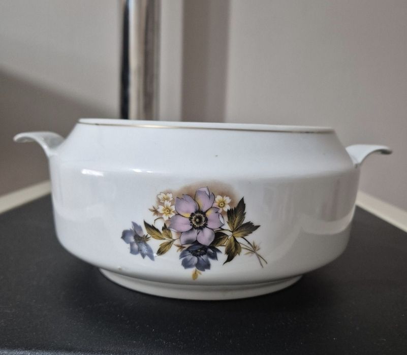 Порцеланов супник без капак! Състояние използвано!