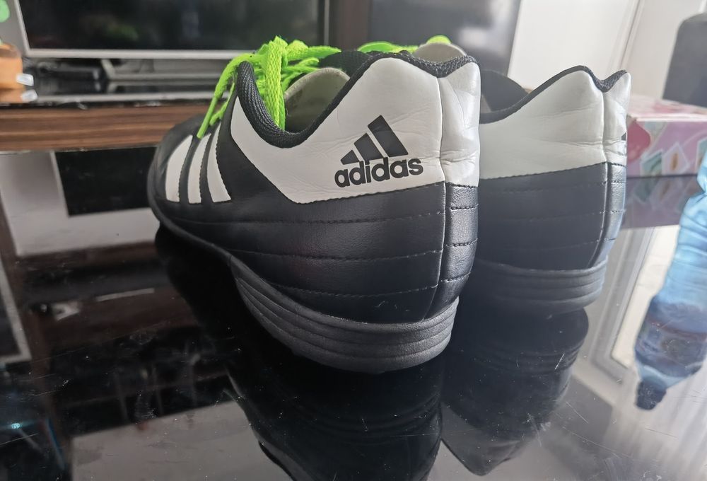 Футболни обувки adidas